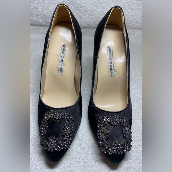 MANOLO BLAHNIK HANGISI 105 CRYSTAL BUCKLE CLASSIC BLACK SATIN PUMP SZ EU 36 - Picture 4 of 11